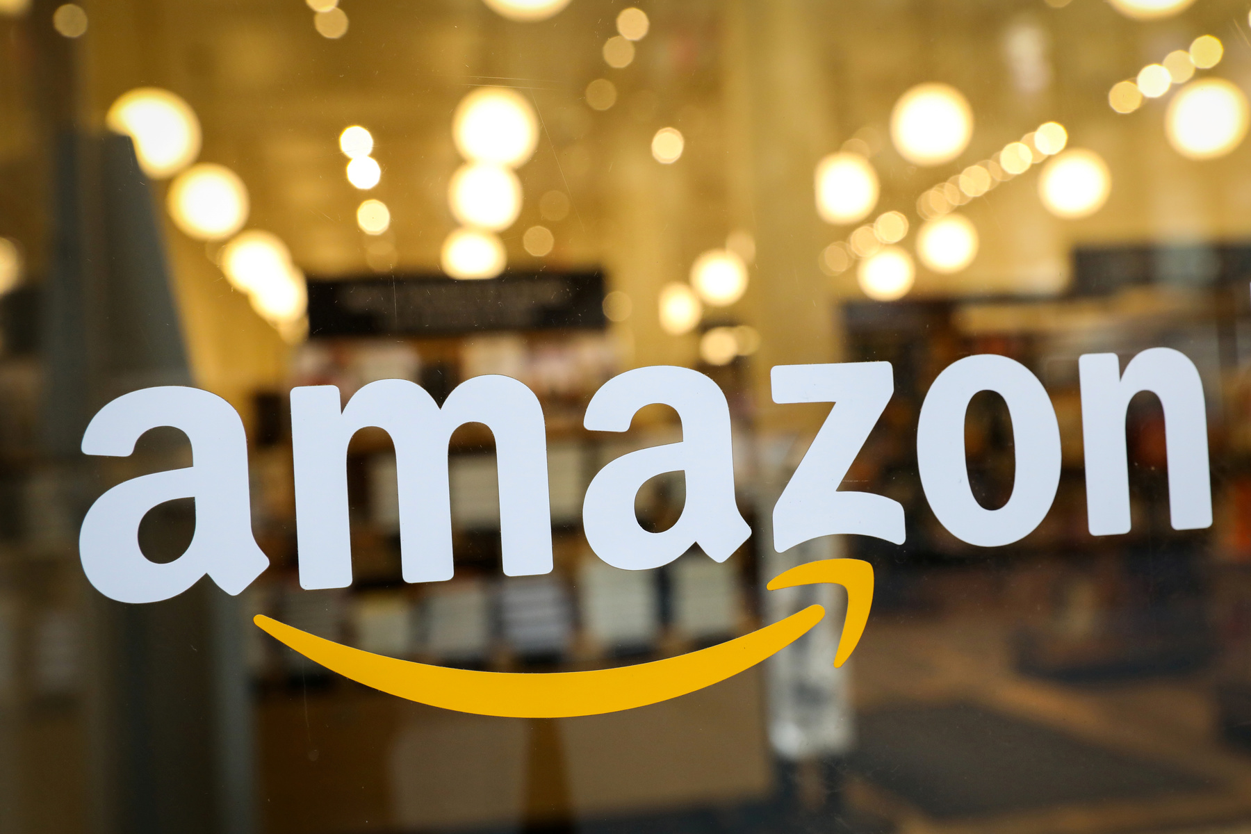 FOTO DE ARQUIVO: Logotipo da Amazon é visto na porta de uma loja de livros da Amazon Books na cidade de Nova York, EUA, em 14 de fevereiro de 2019.